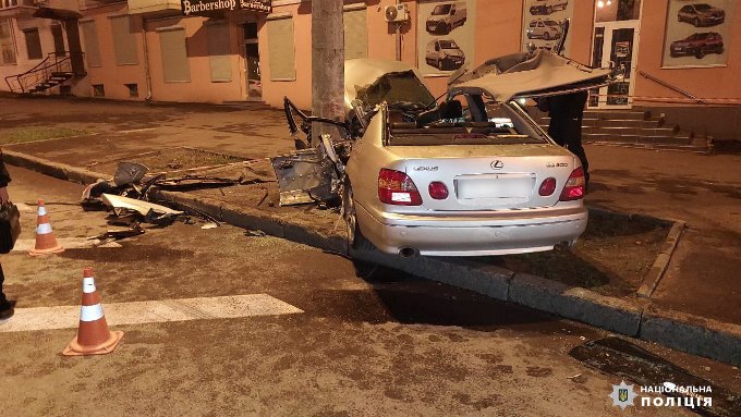 На проспекті Героїв Харкова 29-річний водій автомобіля Lexus GS 300 зіштовхнувся з бетонною електроопорою
